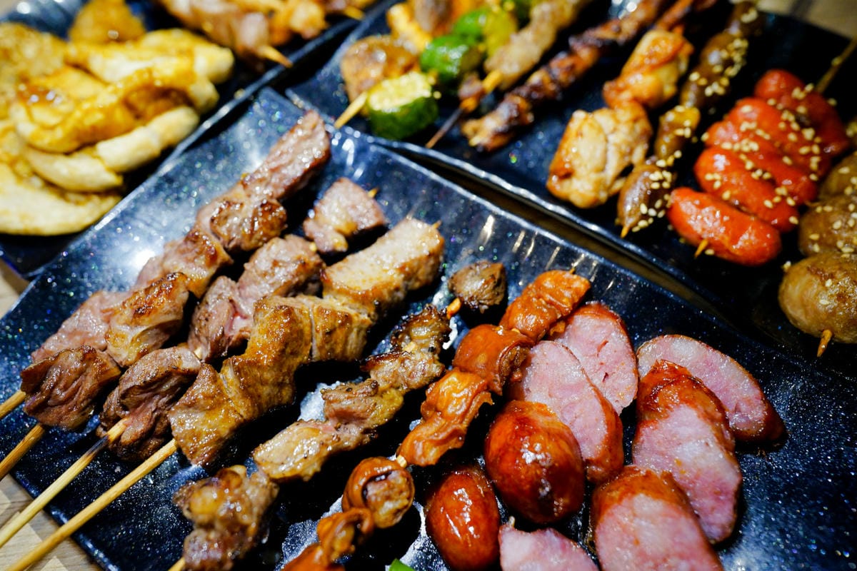 桃園食記｜桃園串燒推薦！虎烈串霸 桃園藝文特區宵夜美食，還有KTV歡唱包廂，聚餐小酌推薦！