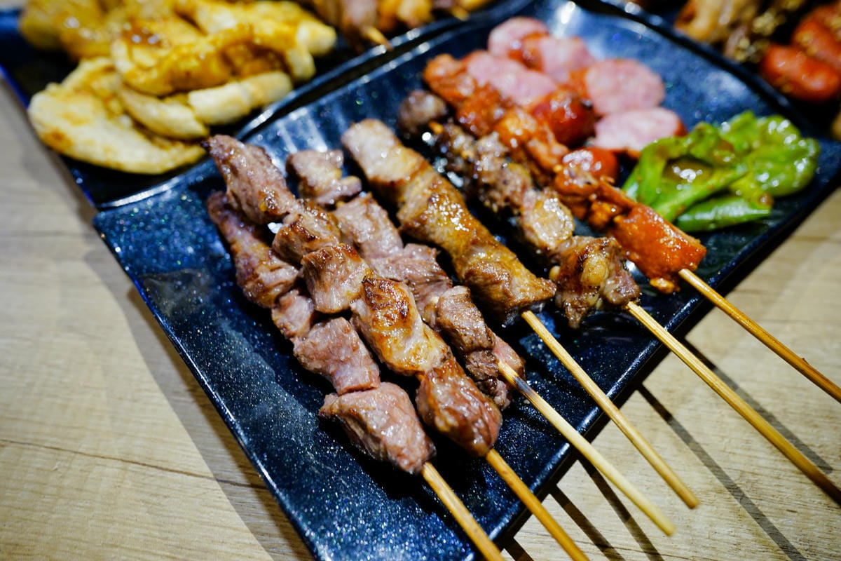 桃園食記｜桃園串燒推薦！虎烈串霸 桃園藝文特區宵夜美食，還有KTV歡唱包廂，聚餐小酌推薦！