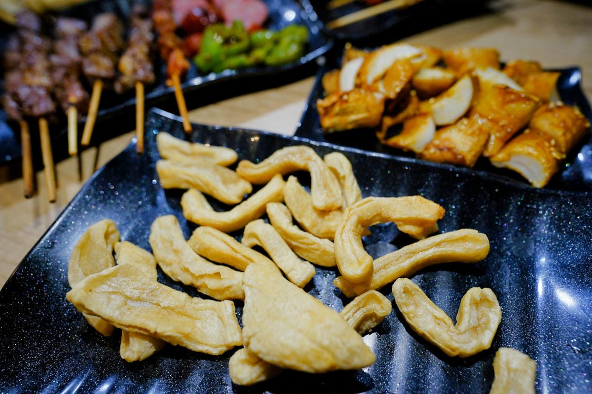 桃園食記｜桃園串燒推薦！虎烈串霸 桃園藝文特區宵夜美食，還有KTV歡唱包廂，聚餐小酌推薦！