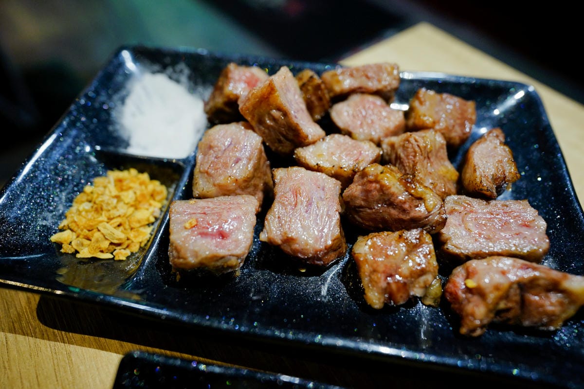 桃園食記｜桃園串燒推薦！虎烈串霸 桃園藝文特區宵夜美食，還有KTV歡唱包廂，聚餐小酌推薦！
