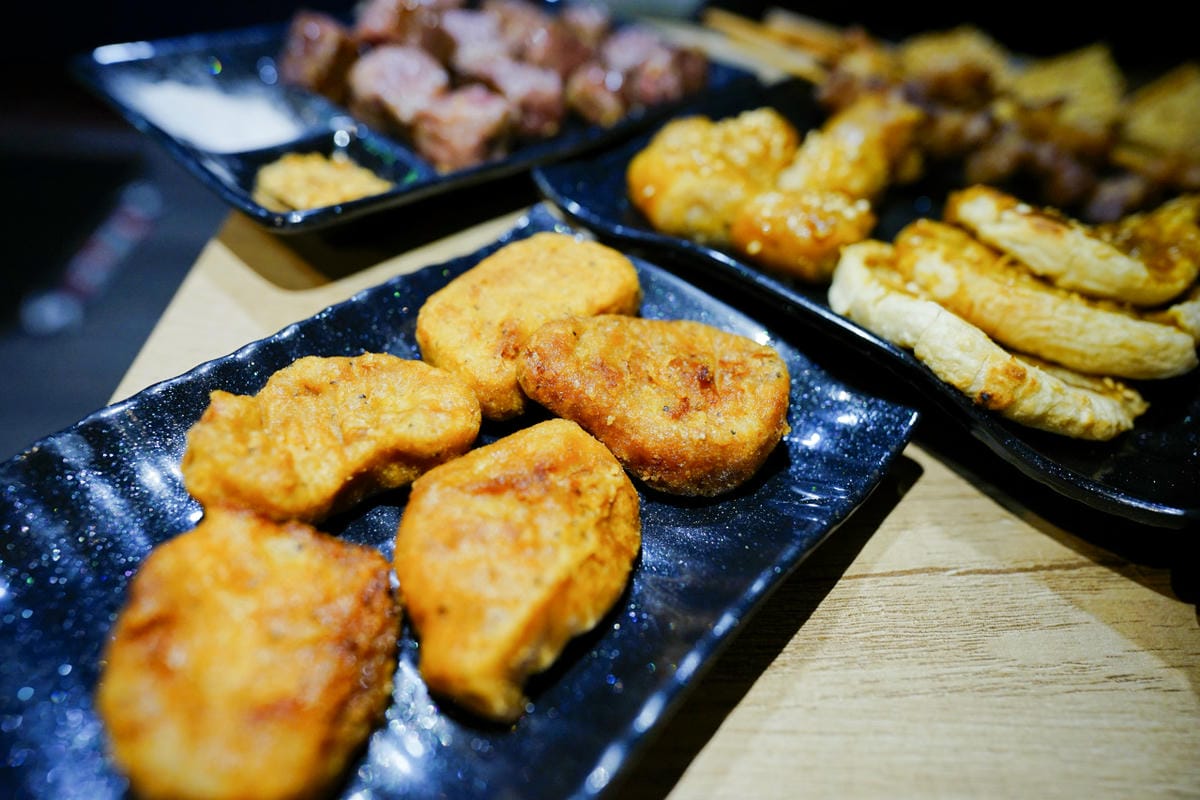 桃園食記｜桃園串燒推薦！虎烈串霸 桃園藝文特區宵夜美食，還有KTV歡唱包廂，聚餐小酌推薦！