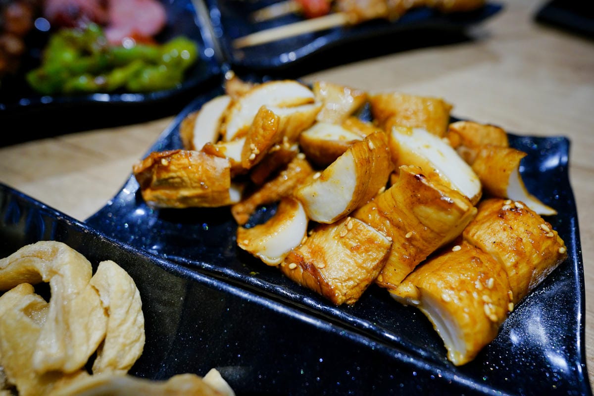 桃園食記｜桃園串燒推薦！虎烈串霸 桃園藝文特區宵夜美食，還有KTV歡唱包廂，聚餐小酌推薦！