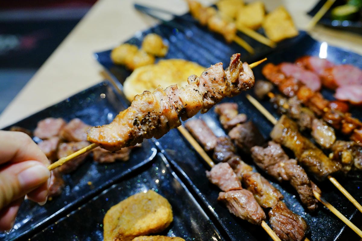 桃園食記｜桃園串燒推薦！虎烈串霸 桃園藝文特區宵夜美食，還有KTV歡唱包廂，聚餐小酌推薦！