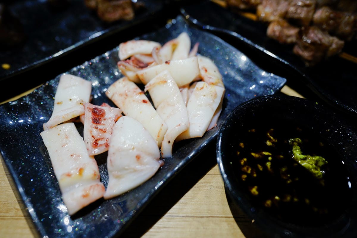 桃園食記｜桃園串燒推薦！虎烈串霸 桃園藝文特區宵夜美食，還有KTV歡唱包廂，聚餐小酌推薦！