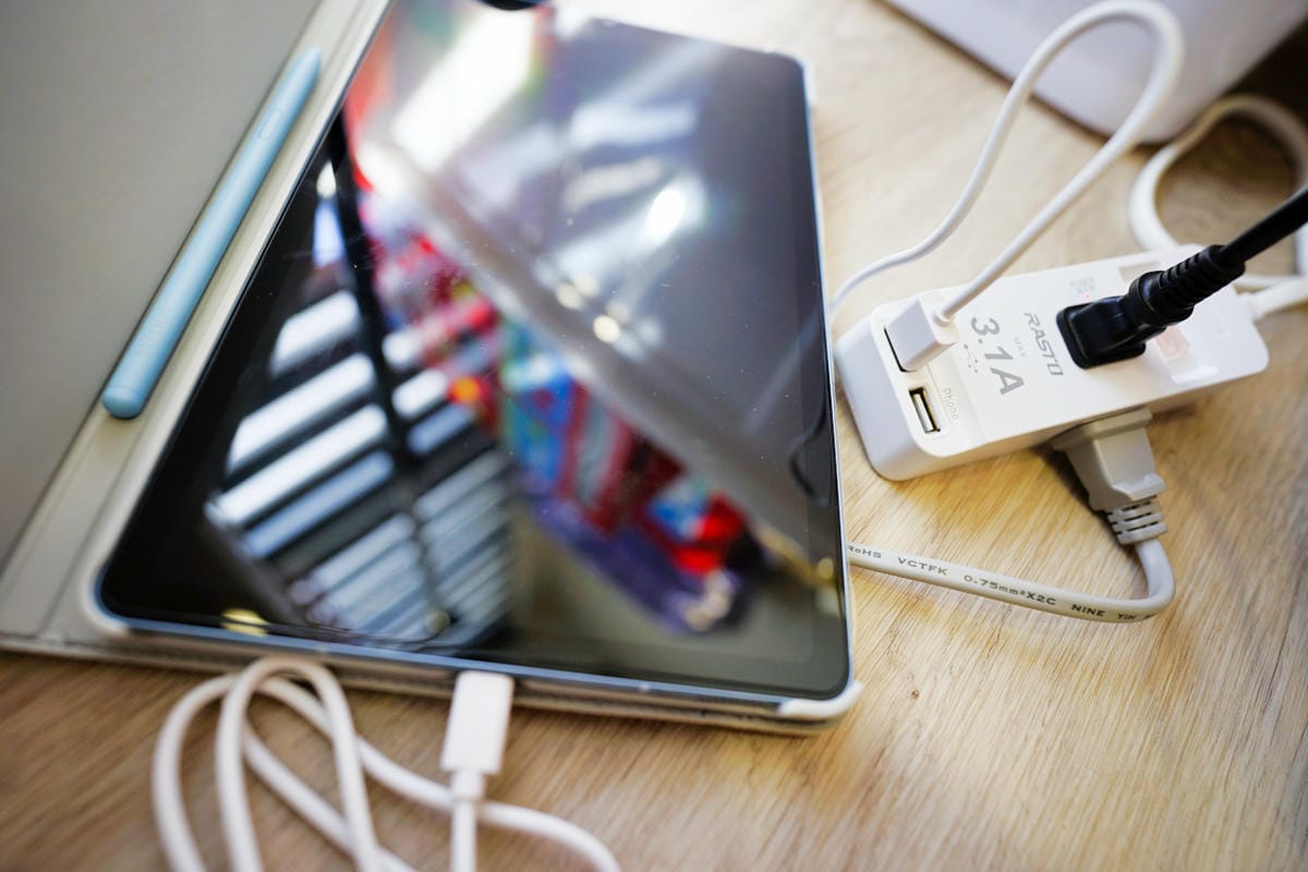 家電開箱｜RASTO 延長線+壁插 生活用電好幫手！USB孔省下豆腐頭，插座無須插拔，開關控制沒煩惱~