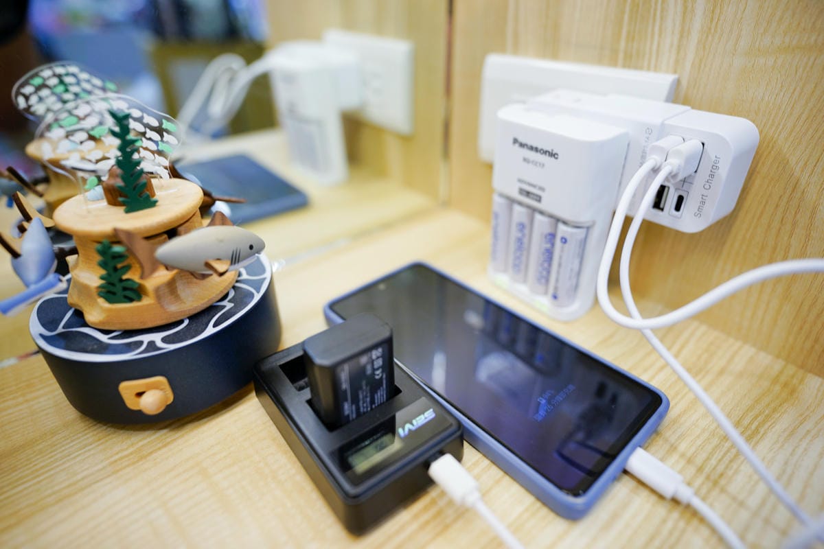 家電開箱｜RASTO 延長線+壁插 生活用電好幫手！USB孔省下豆腐頭，插座無須插拔，開關控制沒煩惱~