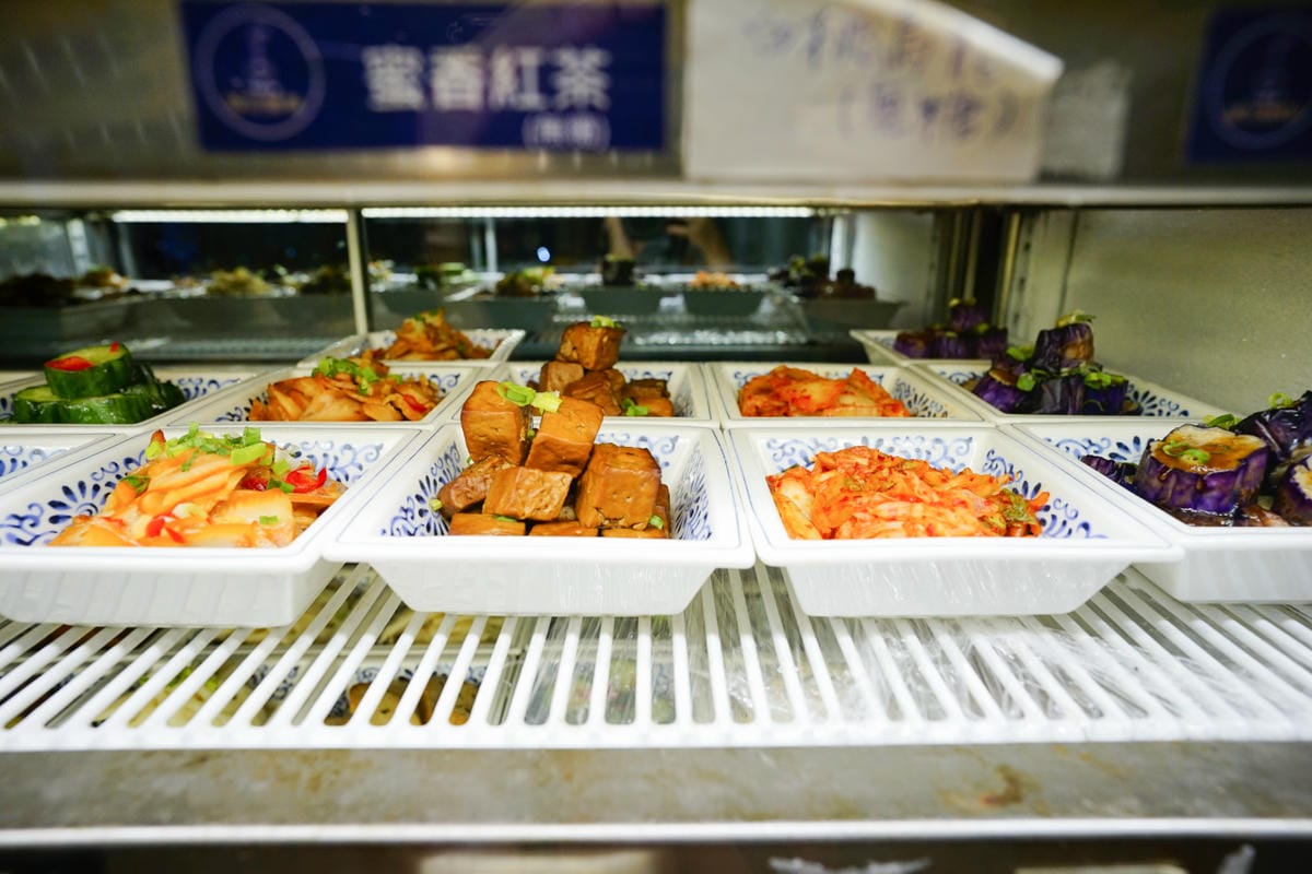 新北食記|板橋美食推薦!饗記麵舖(板橋總店) 有超多滷味小菜的平價麵店~ 牛肉麵/麻醬麵/餛飩麵/古早味便當 - 第10張圖 新北食記|板橋美食推薦!饗記麵舖(板橋總店) 有超多滷味小菜的平價麵店~ 牛肉麵/麻醬麵/餛飩麵/古早味便當