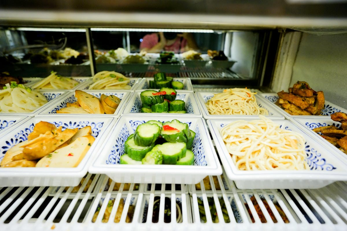 新北食記|板橋美食推薦!饗記麵舖(板橋總店) 有超多滷味小菜的平價麵店~ 牛肉麵/麻醬麵/餛飩麵/古早味便當 - 第11張圖 新北食記|板橋美食推薦!饗記麵舖(板橋總店) 有超多滷味小菜的平價麵店~ 牛肉麵/麻醬麵/餛飩麵/古早味便當