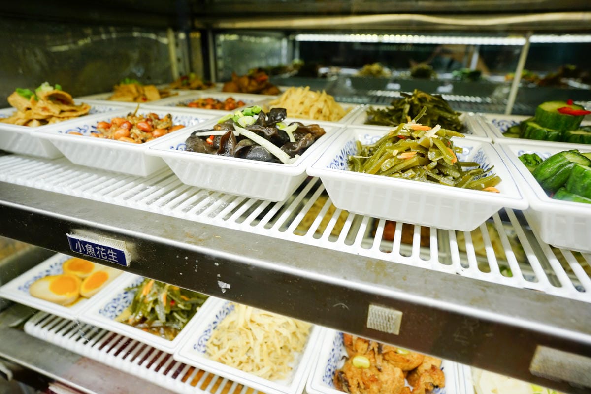 新北食記|板橋美食推薦!饗記麵舖(板橋總店) 有超多滷味小菜的平價麵店~ 牛肉麵/麻醬麵/餛飩麵/古早味便當 - 第12張圖 新北食記|板橋美食推薦!饗記麵舖(板橋總店) 有超多滷味小菜的平價麵店~ 牛肉麵/麻醬麵/餛飩麵/古早味便當