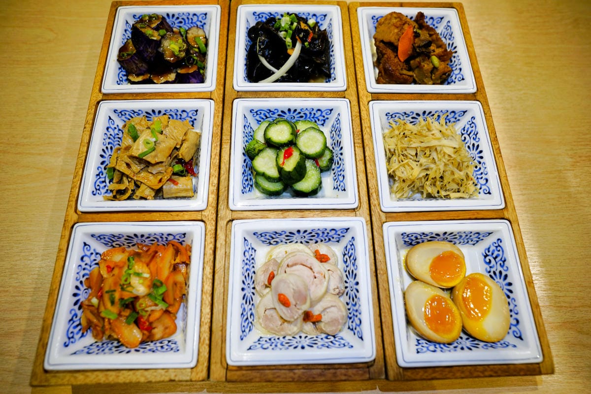新北食記|板橋美食推薦!饗記麵舖(板橋總店) 有超多滷味小菜的平價麵店~ 牛肉麵/麻醬麵/餛飩麵/古早味便當 - 第16張圖 新北食記|板橋美食推薦!饗記麵舖(板橋總店) 有超多滷味小菜的平價麵店~ 牛肉麵/麻醬麵/餛飩麵/古早味便當