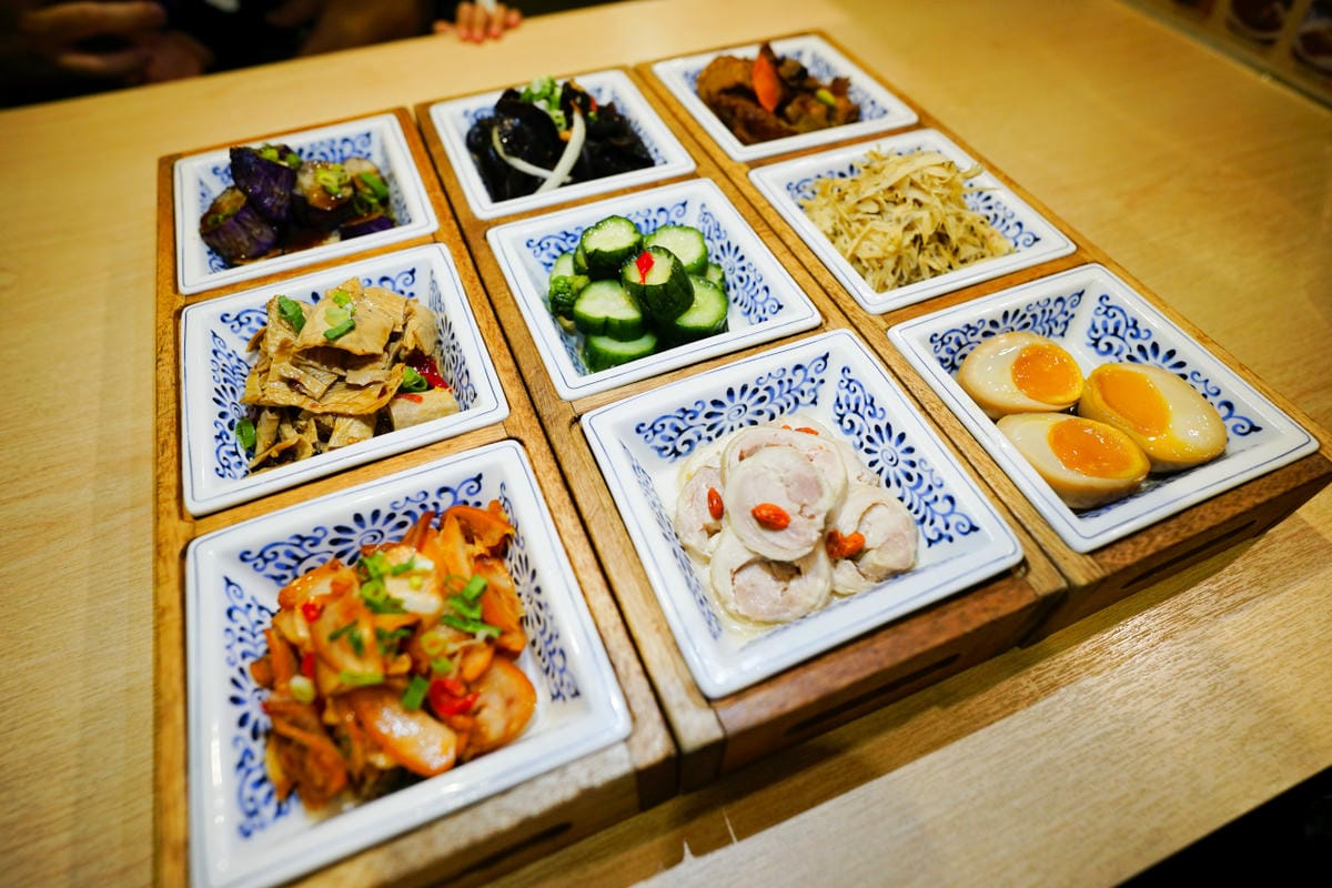 新北食記|板橋美食推薦!饗記麵舖(板橋總店) 有超多滷味小菜的平價麵店~ 牛肉麵/麻醬麵/餛飩麵/古早味便當 - 第1張圖 新北食記|板橋美食推薦!饗記麵舖(板橋總店) 有超多滷味小菜的平價麵店~ 牛肉麵/麻醬麵/餛飩麵/古早味便當