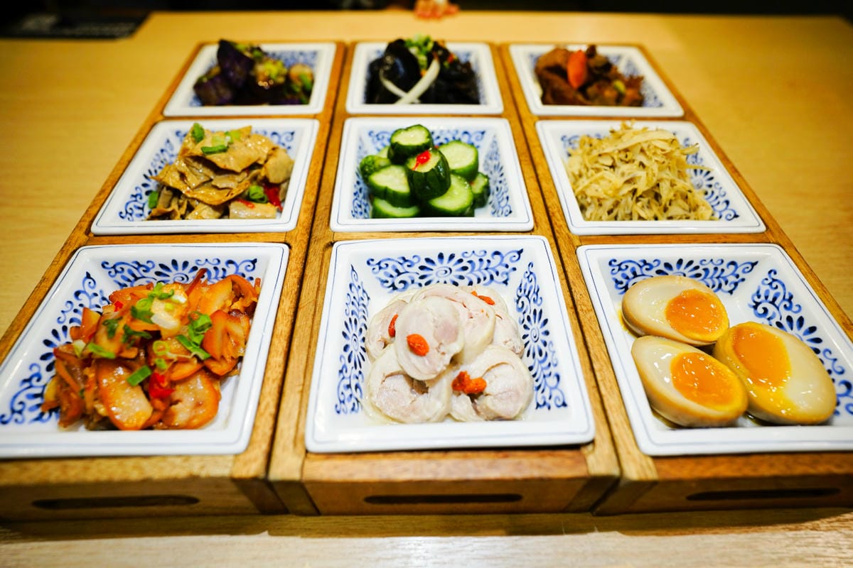 新北食記|板橋美食推薦!饗記麵舖(板橋總店) 有超多滷味小菜的平價麵店~ 牛肉麵/麻醬麵/餛飩麵/古早味便當 - 第18張圖 新北食記|板橋美食推薦!饗記麵舖(板橋總店) 有超多滷味小菜的平價麵店~ 牛肉麵/麻醬麵/餛飩麵/古早味便當