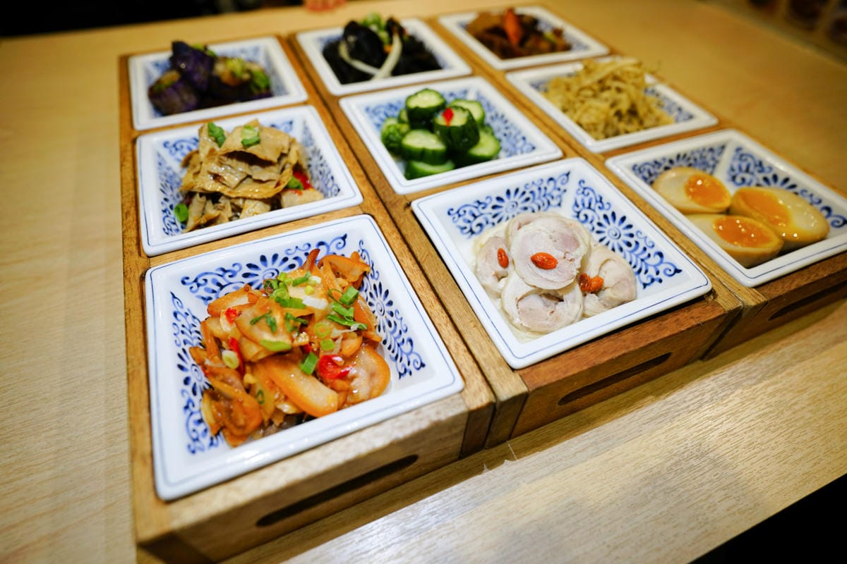 新北食記|板橋美食推薦!饗記麵舖(板橋總店) 有超多滷味小菜的平價麵店~ 牛肉麵/麻醬麵/餛飩麵/古早味便當 - 第17張圖 新北食記|板橋美食推薦!饗記麵舖(板橋總店) 有超多滷味小菜的平價麵店~ 牛肉麵/麻醬麵/餛飩麵/古早味便當