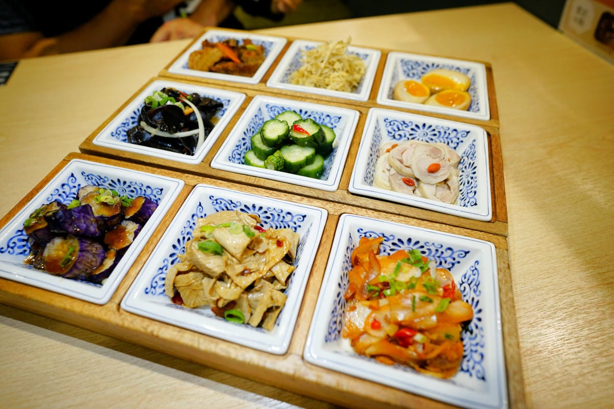 新北食記|板橋美食推薦!饗記麵舖(板橋總店) 有超多滷味小菜的平價麵店~ 牛肉麵/麻醬麵/餛飩麵/古早味便當 - 第2張圖 新北食記|板橋美食推薦!饗記麵舖(板橋總店) 有超多滷味小菜的平價麵店~ 牛肉麵/麻醬麵/餛飩麵/古早味便當