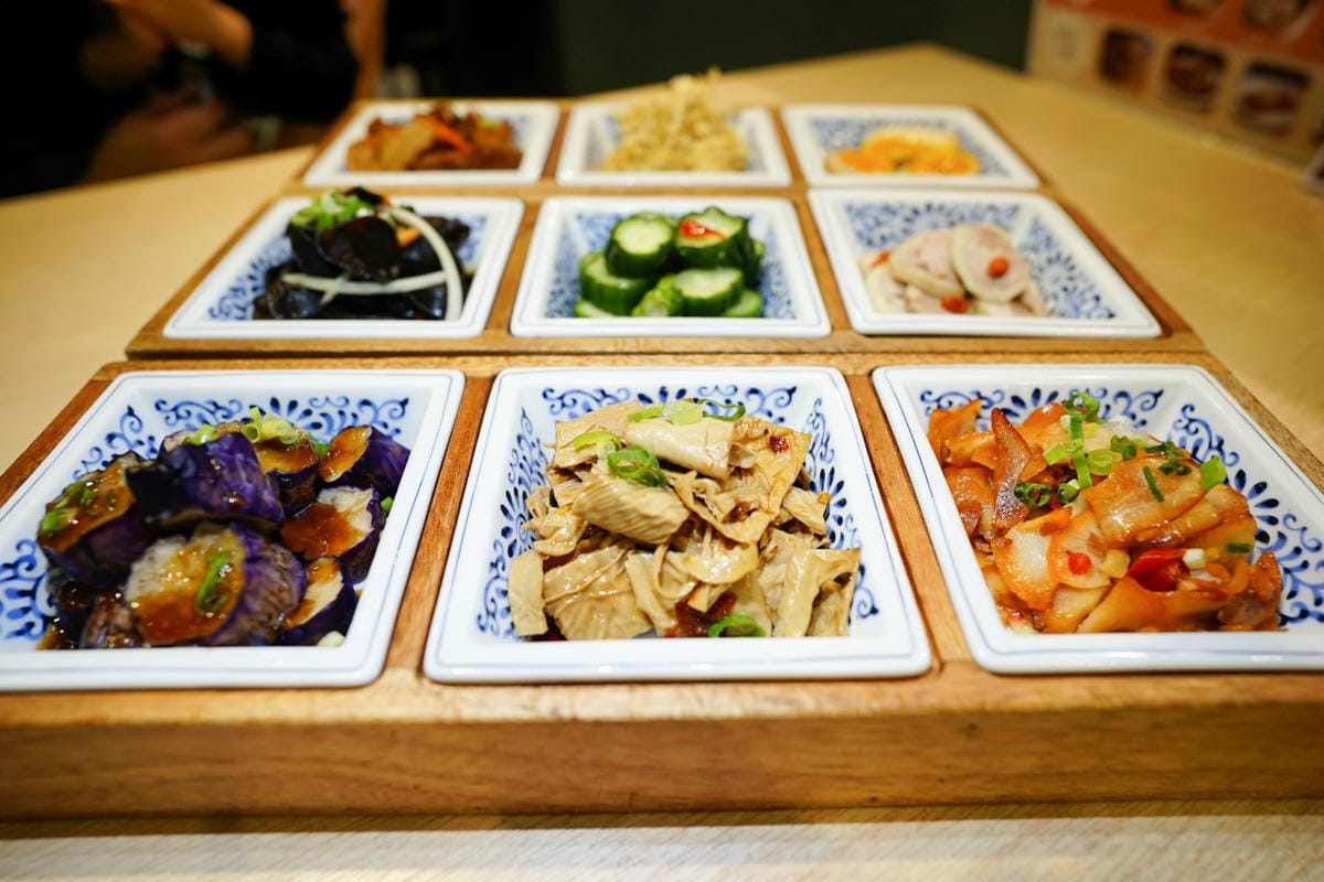 新北食記|板橋美食推薦!饗記麵舖(板橋總店) 有超多滷味小菜的平價麵店~ 牛肉麵/麻醬麵/餛飩麵/古早味便當 - 第20張圖 新北食記|板橋美食推薦!饗記麵舖(板橋總店) 有超多滷味小菜的平價麵店~ 牛肉麵/麻醬麵/餛飩麵/古早味便當