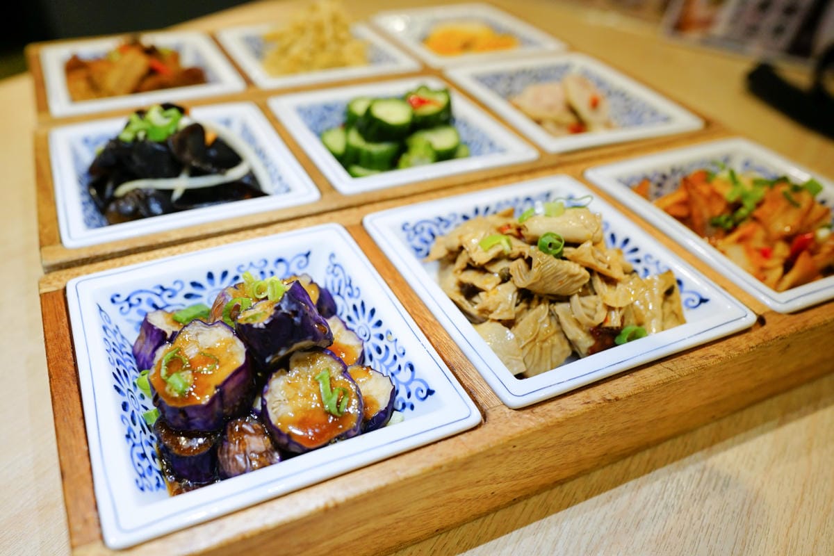 新北食記|板橋美食推薦!饗記麵舖(板橋總店) 有超多滷味小菜的平價麵店~ 牛肉麵/麻醬麵/餛飩麵/古早味便當 - 第21張圖 新北食記|板橋美食推薦!饗記麵舖(板橋總店) 有超多滷味小菜的平價麵店~ 牛肉麵/麻醬麵/餛飩麵/古早味便當