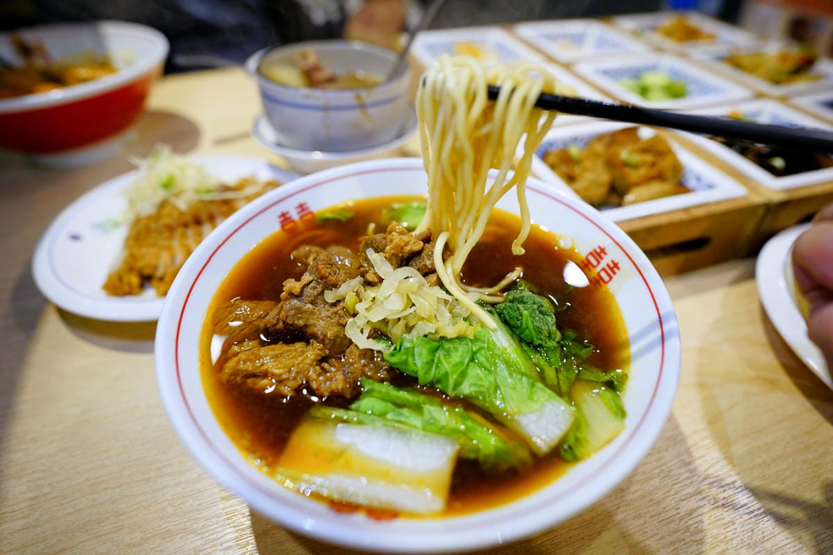 新北食記|板橋美食推薦!饗記麵舖(板橋總店) 有超多滷味小菜的平價麵店~ 牛肉麵/麻醬麵/餛飩麵/古早味便當 - 第31張圖 新北食記|板橋美食推薦!饗記麵舖(板橋總店) 有超多滷味小菜的平價麵店~ 牛肉麵/麻醬麵/餛飩麵/古早味便當