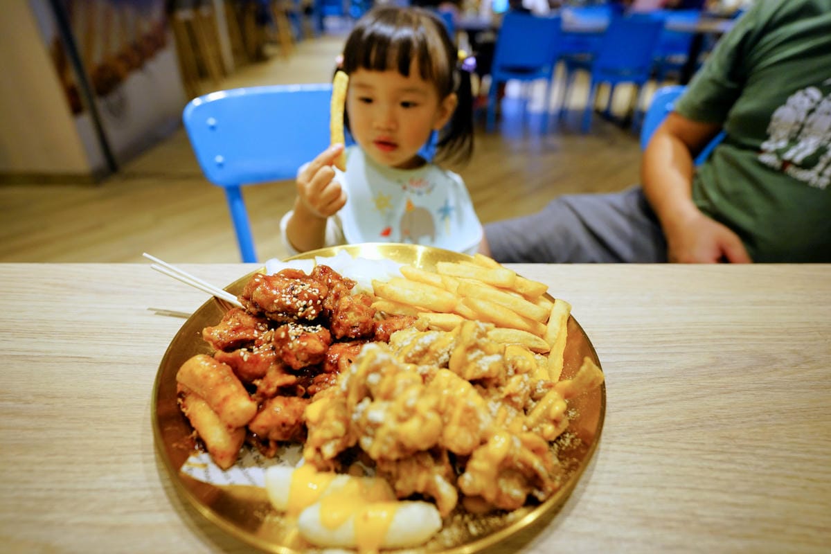 新北食記｜咚雞咚雞韓式炸雞（樹林秀泰店） 秀泰生活樹林店美食街餐廳推薦！烤肉飯超好吃~