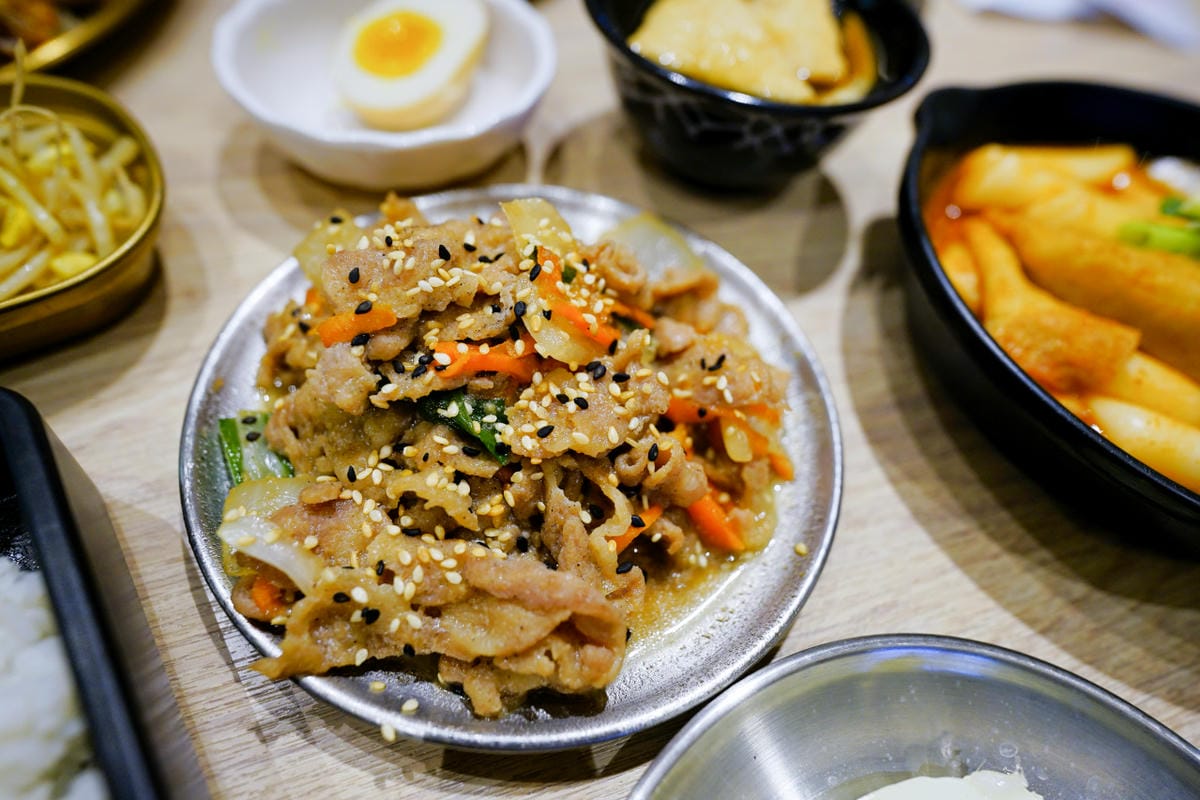 新北食記｜咚雞咚雞韓式炸雞（樹林秀泰店） 秀泰生活樹林店美食街餐廳推薦！烤肉飯超好吃~