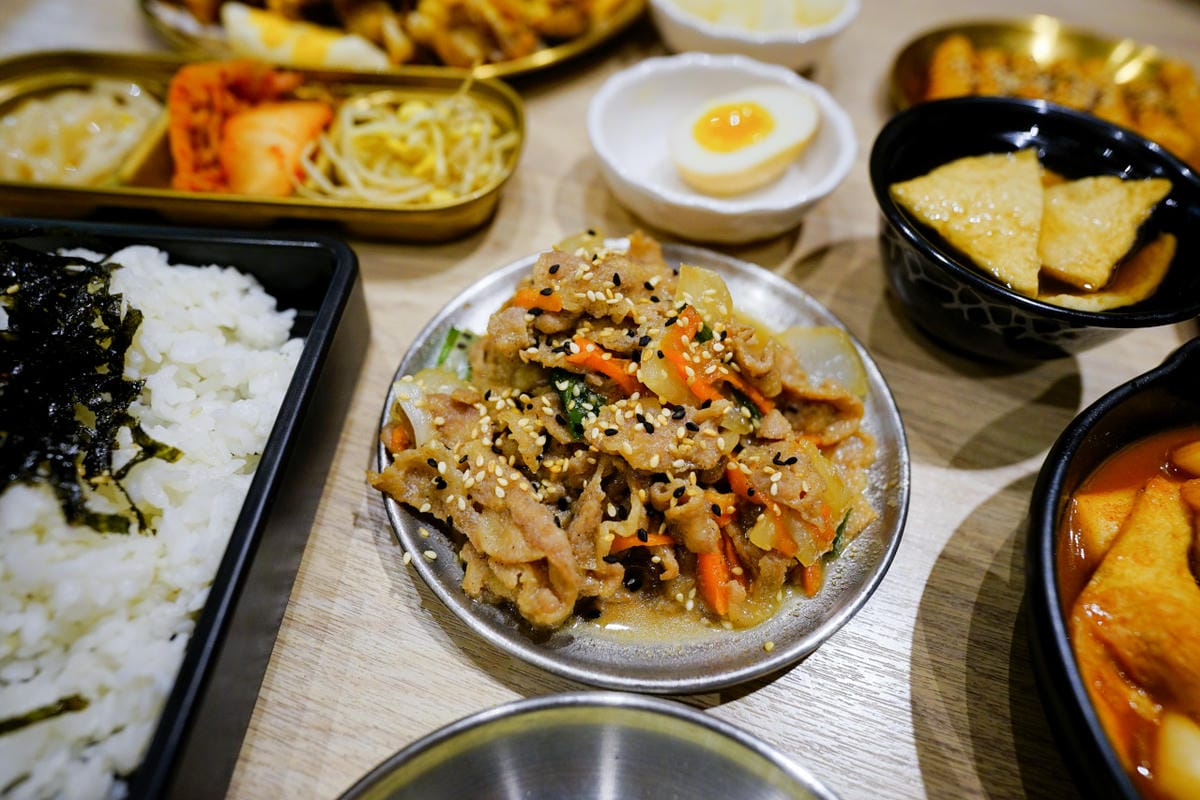 新北食記｜咚雞咚雞韓式炸雞（樹林秀泰店） 秀泰生活樹林店美食街餐廳推薦！烤肉飯超好吃~