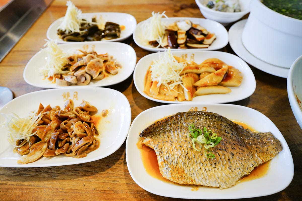 台北食記|台北米其林必比登推薦美食!雙月食品社(青島店) 燉雞湯跟滷味都超好吃阿~ - 第2張圖 台北食記|台北米其林必比登推薦美食!雙月食品社(青島店) 燉雞湯跟滷味都超好吃阿~