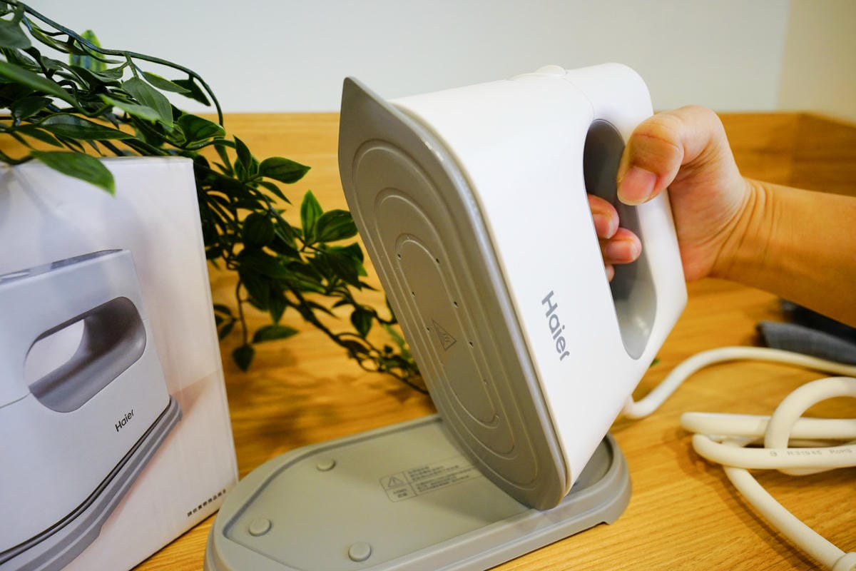 家電開箱|Haier海爾 2in1迷你蒸氣電熨斗 平燙、掛燙、乾燙、濕燙皆可!除皺、除臭、除菌、除蟎都沒問題~ - 第5張圖 家電開箱|Haier海爾 2in1迷你蒸氣電熨斗 平燙、掛燙、乾燙、濕燙皆可!除皺、除臭、除菌、除蟎都沒問題~