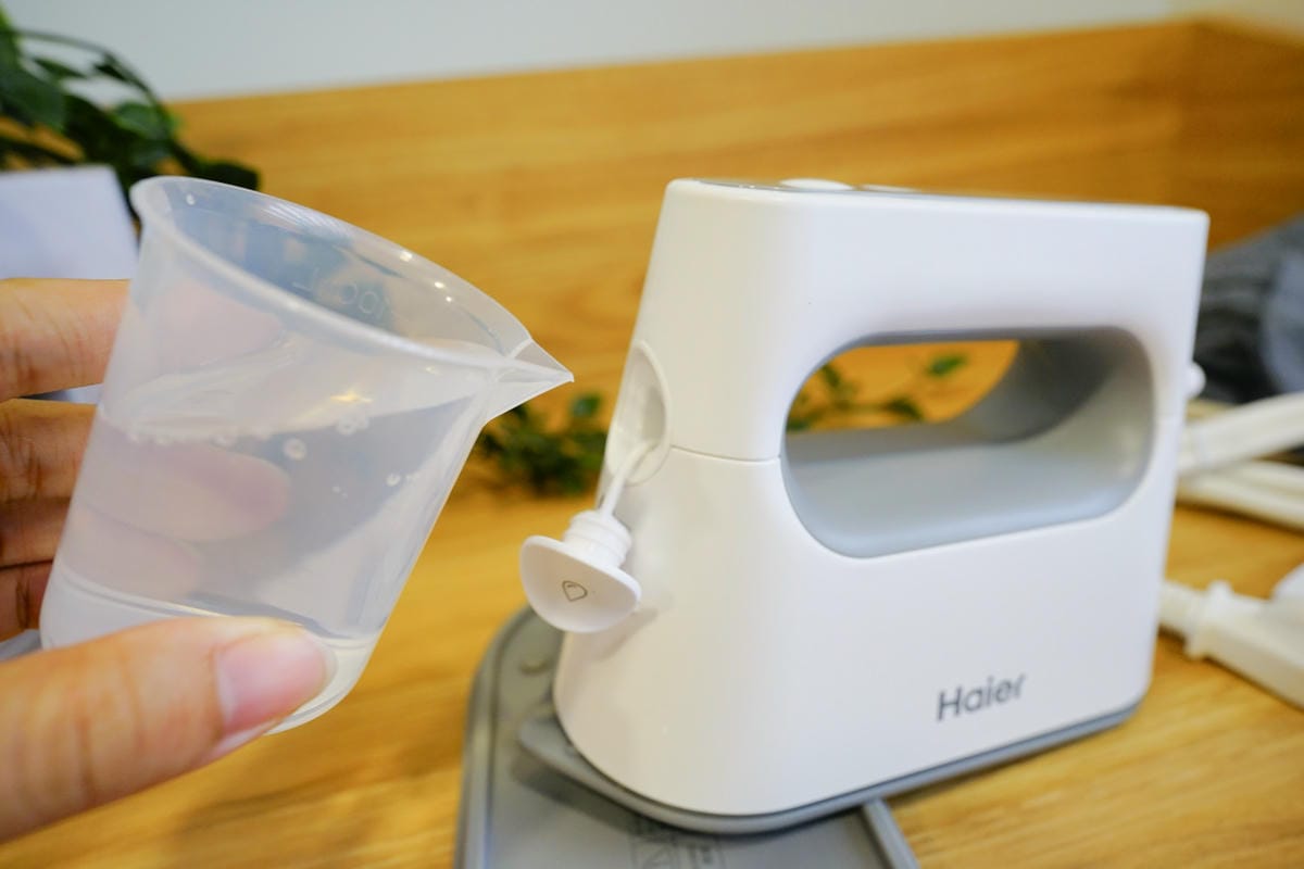 家電開箱|Haier海爾 2in1迷你蒸氣電熨斗 平燙、掛燙、乾燙、濕燙皆可!除皺、除臭、除菌、除蟎都沒問題~ - 第4張圖 家電開箱|Haier海爾 2in1迷你蒸氣電熨斗 平燙、掛燙、乾燙、濕燙皆可!除皺、除臭、除菌、除蟎都沒問題~