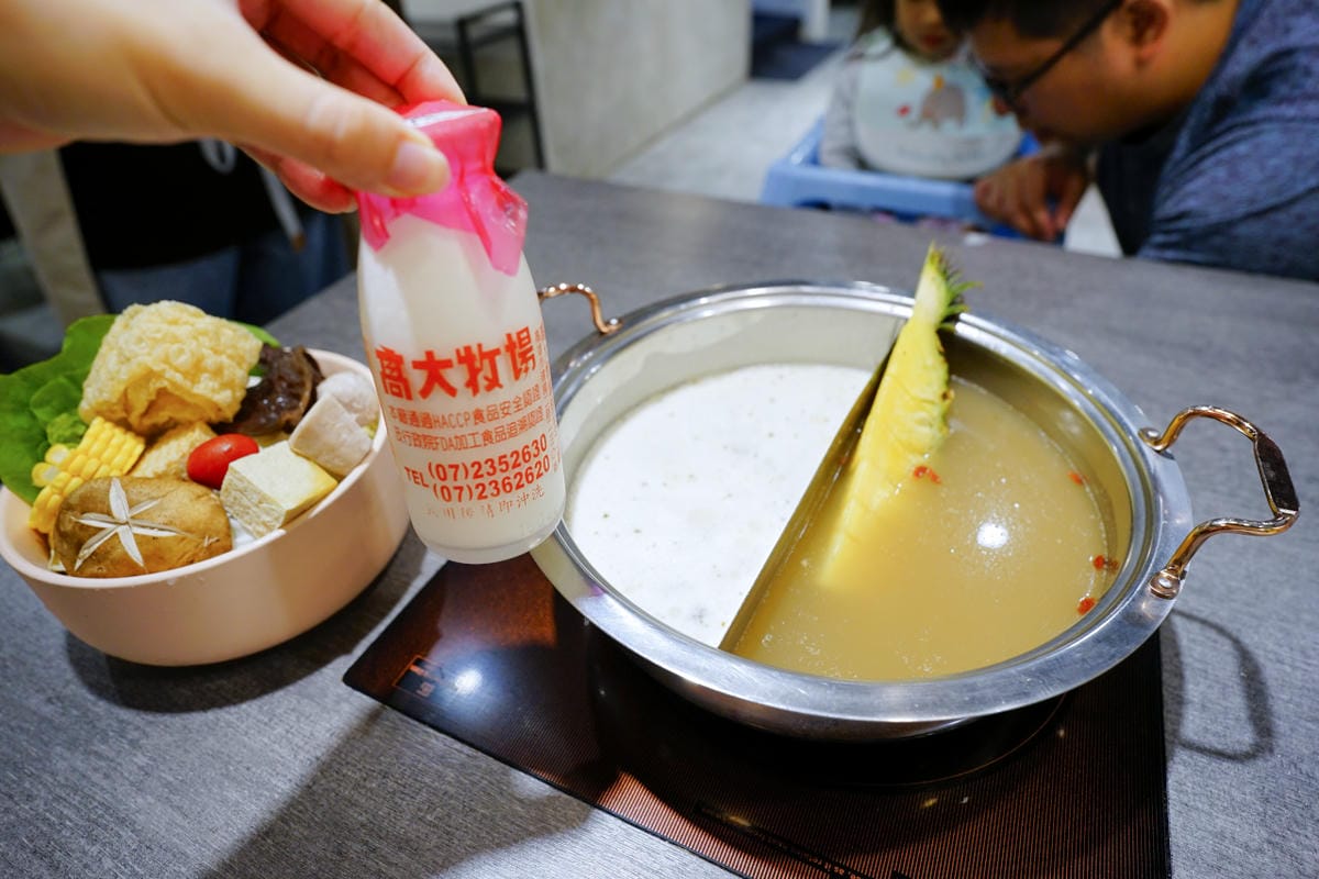 新北食記|新店火鍋推薦!汆鍋 上選鍋物(七張店) 七張捷運站巷內,高CP新鮮海陸火鍋套餐 多款特色湯底火鍋,首推松露牛奶鍋! - 第11張圖 新北食記|新店火鍋推薦!汆鍋 上選鍋物(七張店) 七張捷運站巷內,高CP新鮮海陸火鍋套餐 多款特色湯底火鍋,首推松露牛奶鍋!