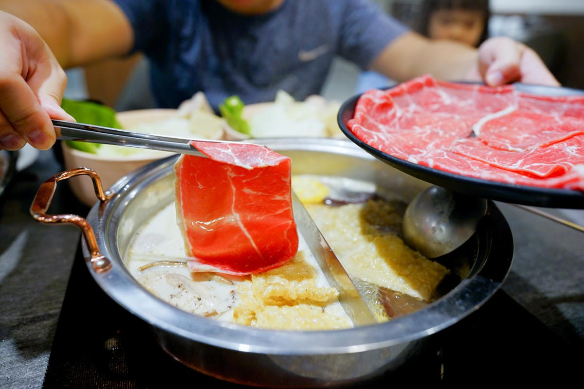 新北食記|新店火鍋推薦!汆鍋 上選鍋物(七張店) 七張捷運站巷內,高CP新鮮海陸火鍋套餐 多款特色湯底火鍋,首推松露牛奶鍋! - 第28張圖 新北食記|新店火鍋推薦!汆鍋 上選鍋物(七張店) 七張捷運站巷內,高CP新鮮海陸火鍋套餐 多款特色湯底火鍋,首推松露牛奶鍋!