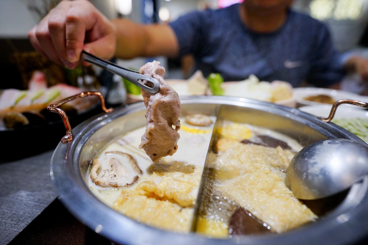 新北食記｜新店火鍋推薦！汆鍋 上選鍋物（七張店） 七張捷運站巷內，高CP新鮮海陸火鍋套餐 多款特色湯底火鍋，首推松露牛奶鍋！