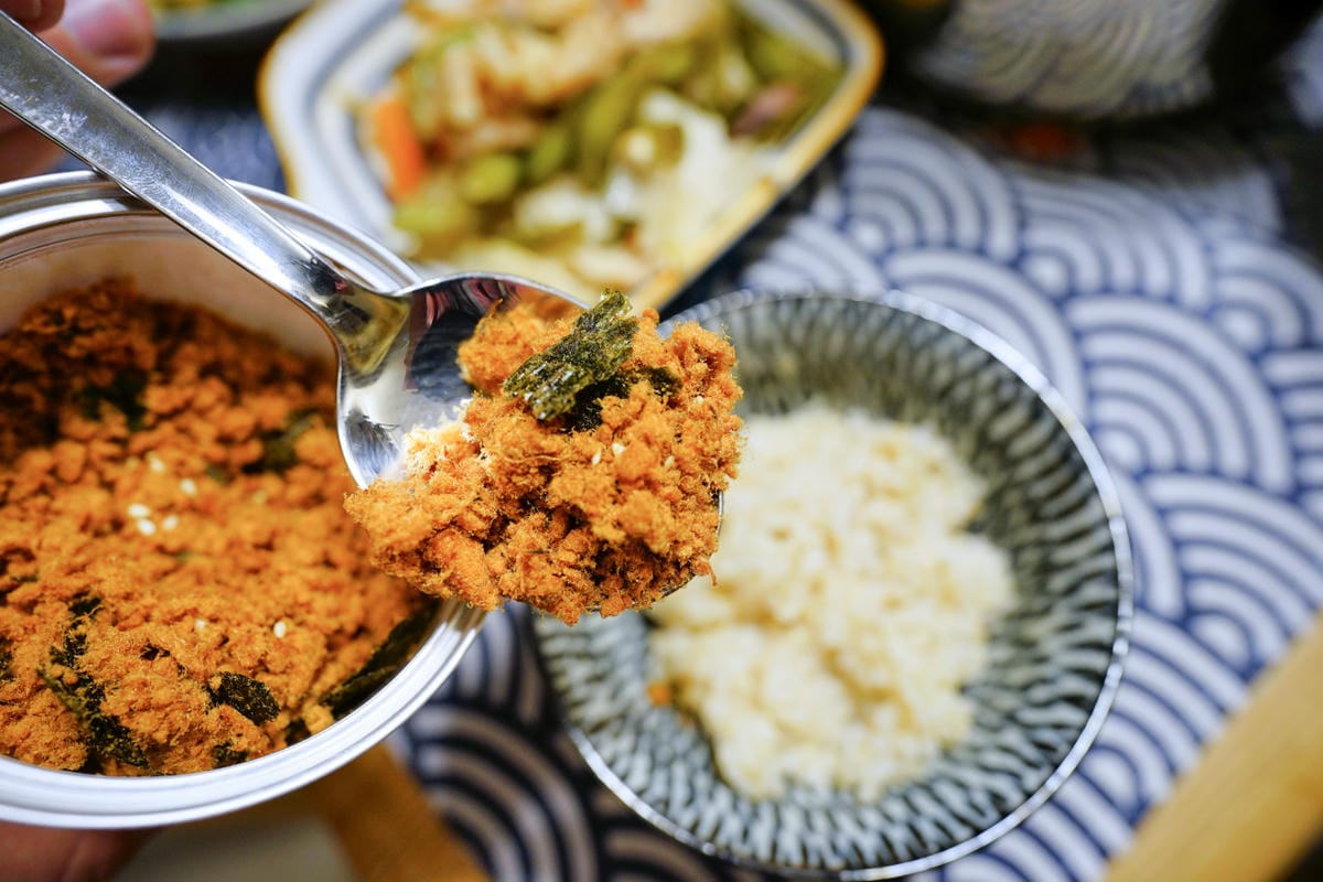 料理｜達人G 解凍即食雞肉料理包 懶人料理推薦！澎湃鹽水雞蔬食包、多汁嫩舒肥雞胸，大人小孩都愛的超下飯芝麻海苔雞肉鬆
