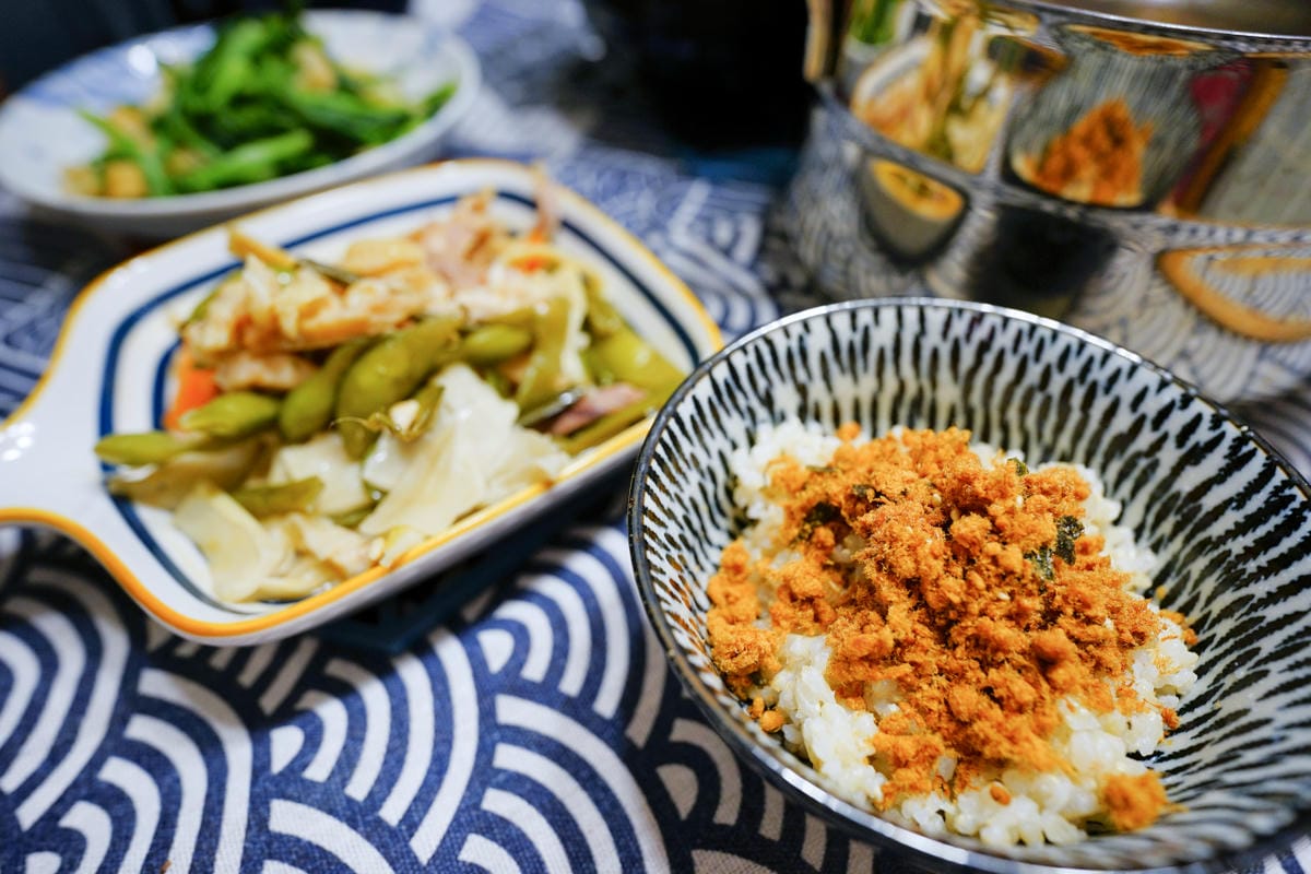 料理｜達人G 解凍即食雞肉料理包 懶人料理推薦！澎湃鹽水雞蔬食包、多汁嫩舒肥雞胸，大人小孩都愛的超下飯芝麻海苔雞肉鬆