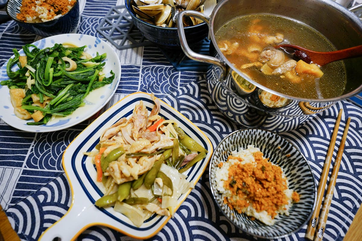 料理｜達人G 解凍即食雞肉料理包 懶人料理推薦！澎湃鹽水雞蔬食包、多汁嫩舒肥雞胸，大人小孩都愛的超下飯芝麻海苔雞肉鬆