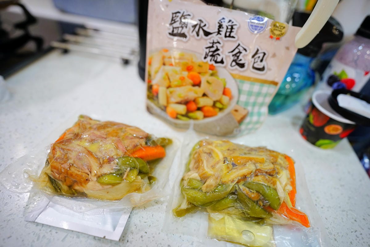 料理｜達人G 解凍即食雞肉料理包 懶人料理推薦！澎湃鹽水雞蔬食包、多汁嫩舒肥雞胸，大人小孩都愛的超下飯芝麻海苔雞肉鬆