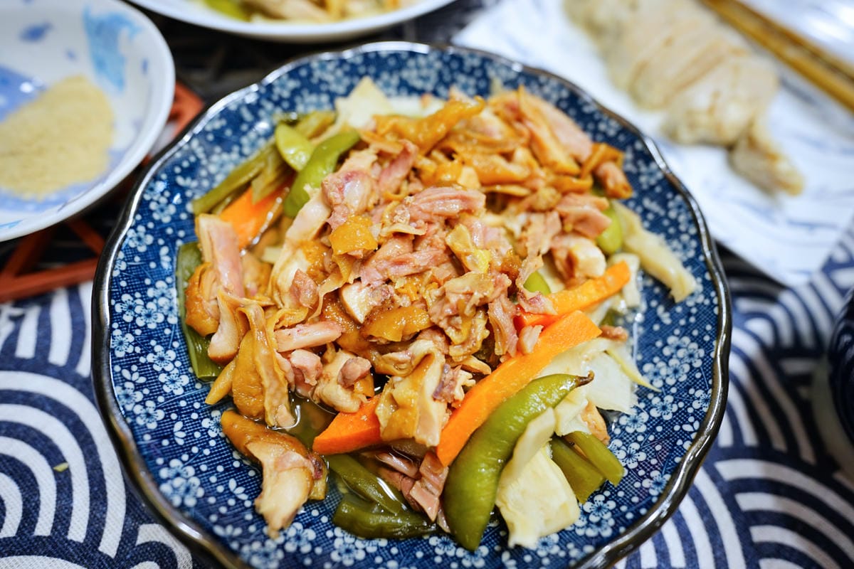 料理｜達人G 解凍即食雞肉料理包 懶人料理推薦！澎湃鹽水雞蔬食包、多汁嫩舒肥雞胸，大人小孩都愛的超下飯芝麻海苔雞肉鬆