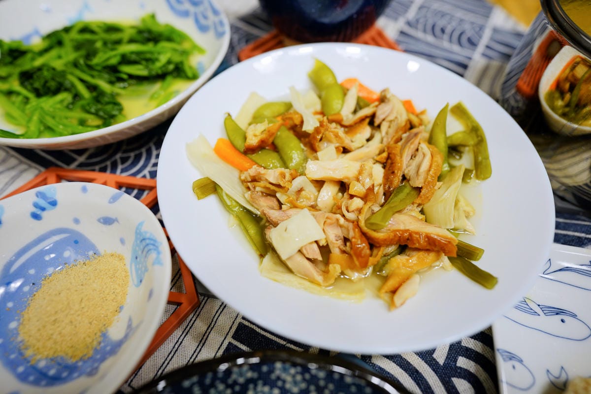 料理｜達人G 解凍即食雞肉料理包 懶人料理推薦！澎湃鹽水雞蔬食包、多汁嫩舒肥雞胸，大人小孩都愛的超下飯芝麻海苔雞肉鬆