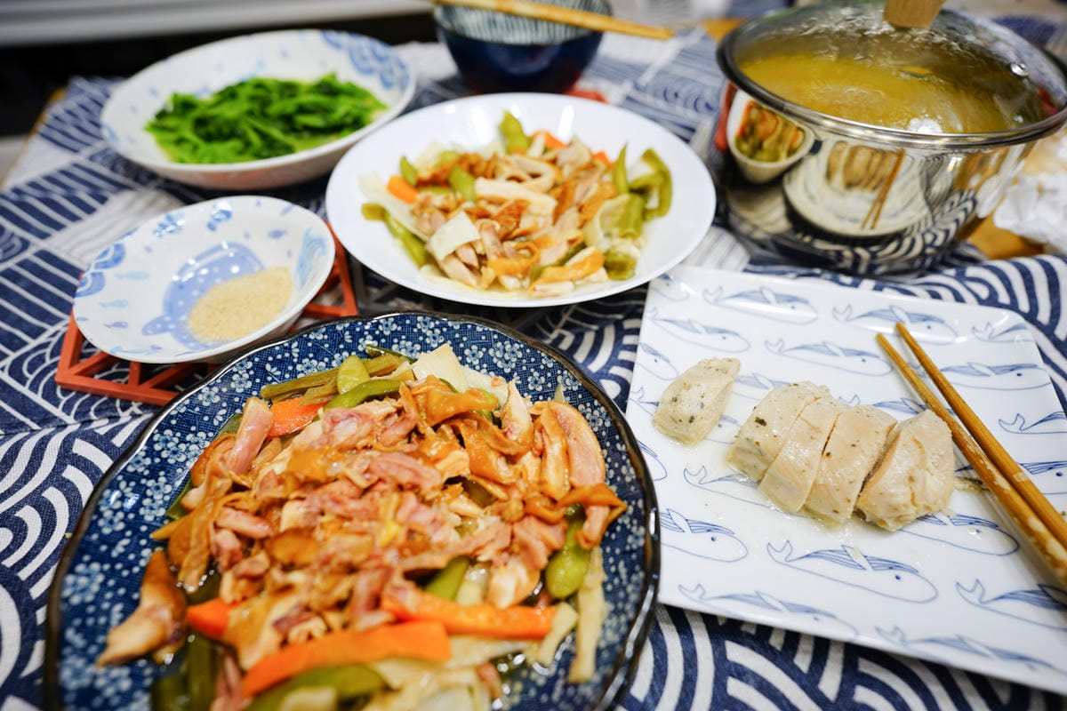 料理｜達人G 解凍即食雞肉料理包 懶人料理推薦！澎湃鹽水雞蔬食包、多汁嫩舒肥雞胸，大人小孩都愛的超下飯芝麻海苔雞肉鬆