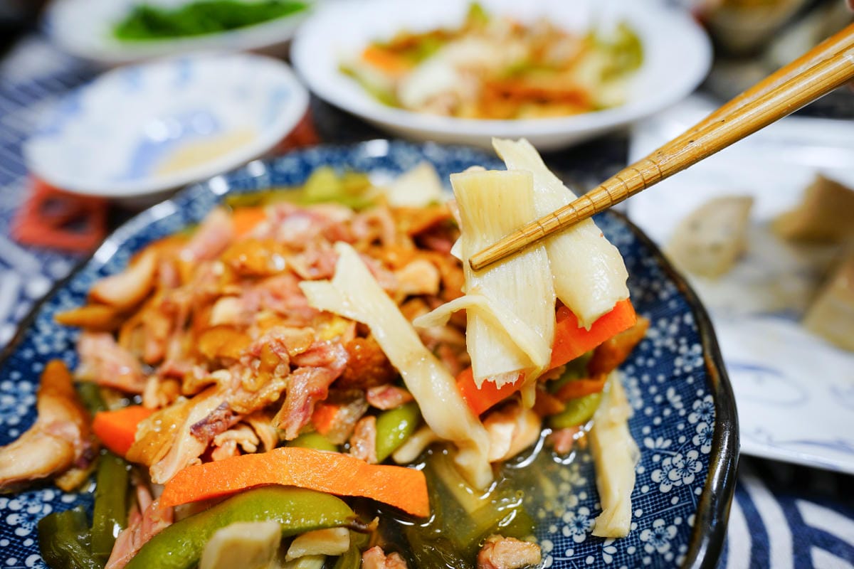 料理｜達人G 解凍即食雞肉料理包 懶人料理推薦！澎湃鹽水雞蔬食包、多汁嫩舒肥雞胸，大人小孩都愛的超下飯芝麻海苔雞肉鬆