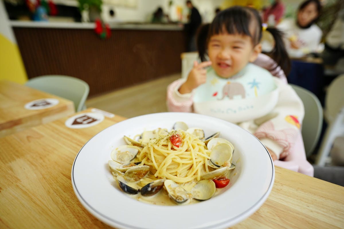 台南住宿｜台南親子飯店推薦！南科贊美酒店 一泊二食 體驗控窯、釣魚、採果、球池遊戲室，順遊景點推薦-頑皮世界餵動物