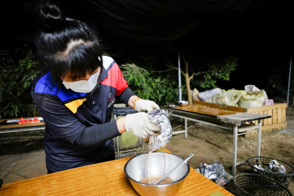 台南住宿｜台南親子飯店推薦！南科贊美酒店 一泊二食 體驗控窯、釣魚、採果、球池遊戲室，順遊景點推薦-頑皮世界餵動物
