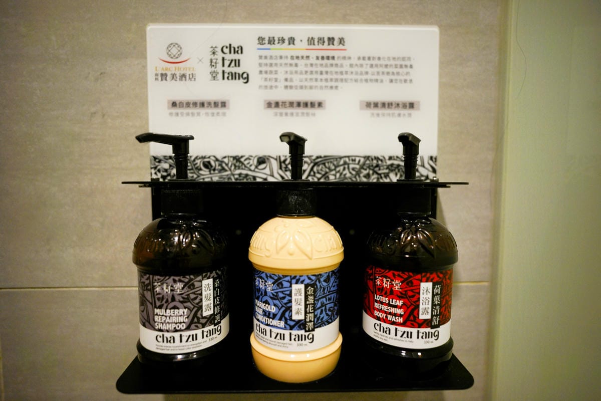 台南住宿｜台南親子飯店推薦！南科贊美酒店 一泊二食 體驗控窯、釣魚、採果、球池遊戲室，順遊景點推薦-頑皮世界餵動物