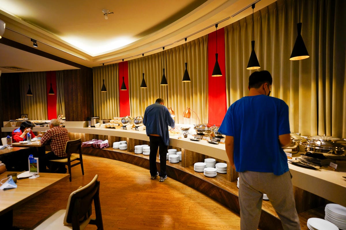 台南住宿｜台南親子飯店推薦！南科贊美酒店 一泊二食 體驗控窯、釣魚、採果、球池遊戲室，順遊景點推薦-頑皮世界餵動物