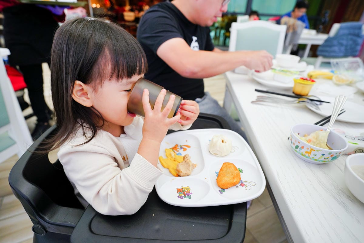 台南住宿｜台南親子飯店推薦！南科贊美酒店 一泊二食 體驗控窯、釣魚、採果、球池遊戲室，順遊景點推薦-頑皮世界餵動物