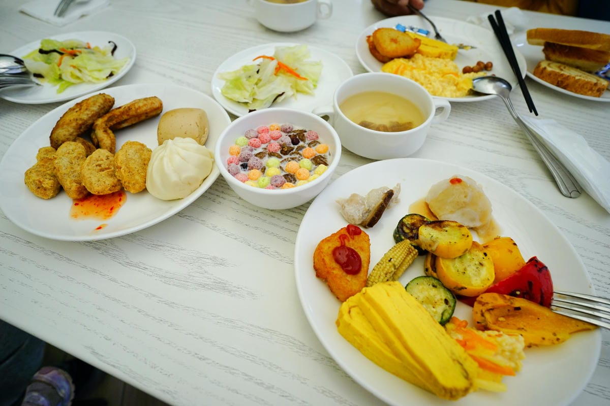 台南住宿｜台南親子飯店推薦！南科贊美酒店 一泊二食 體驗控窯、釣魚、採果、球池遊戲室，順遊景點推薦-頑皮世界餵動物