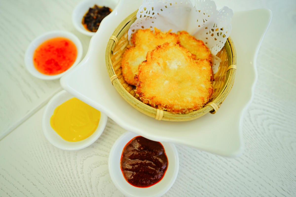 台南住宿｜台南親子飯店推薦！南科贊美酒店 一泊二食 體驗控窯、釣魚、採果、球池遊戲室，順遊景點推薦-頑皮世界餵動物