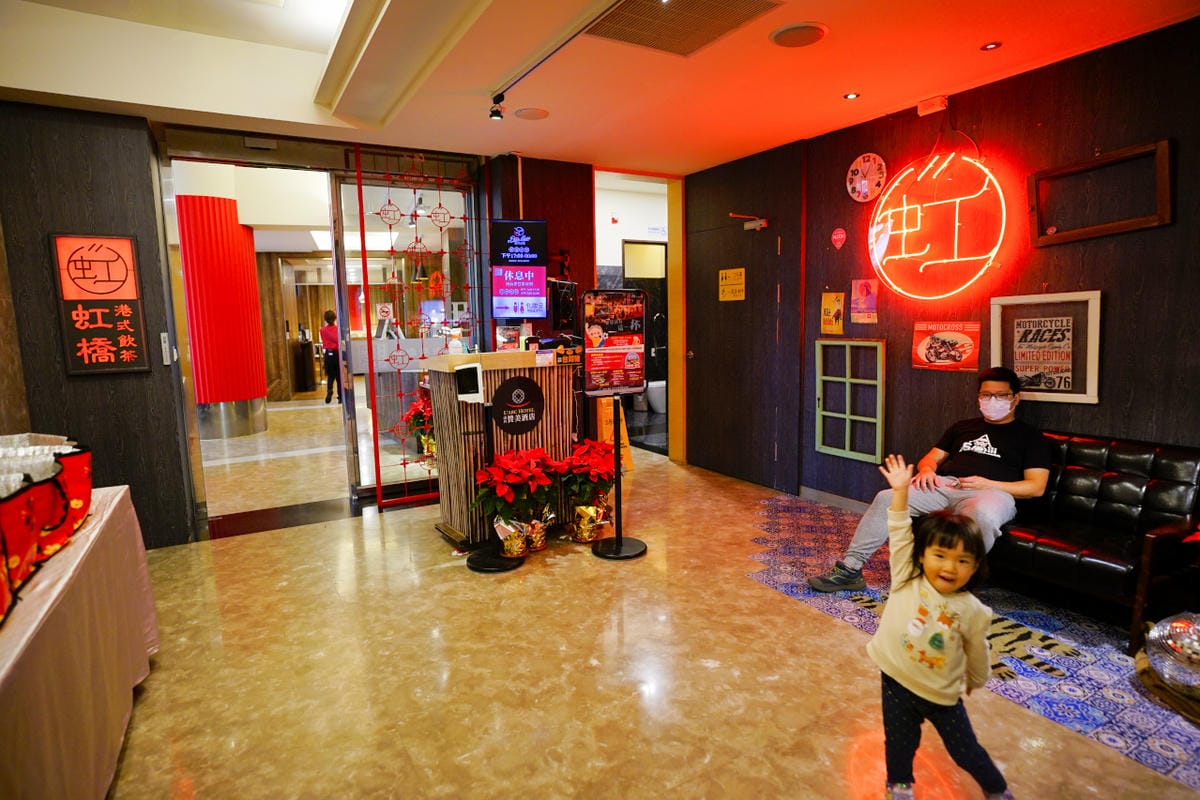 台南住宿｜台南親子飯店推薦！南科贊美酒店 一泊二食 體驗控窯、釣魚、採果、球池遊戲室，順遊景點推薦-頑皮世界餵動物
