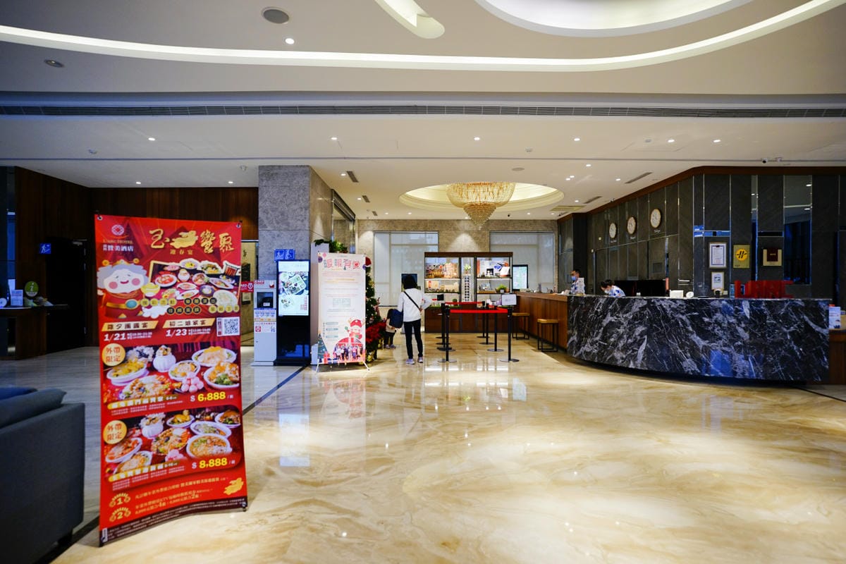台南住宿｜台南親子飯店推薦！南科贊美酒店 一泊二食 體驗控窯、釣魚、採果、球池遊戲室，順遊景點推薦-頑皮世界餵動物
