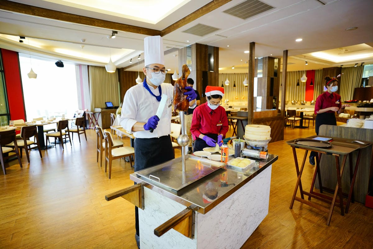 台南住宿｜台南親子飯店推薦！南科贊美酒店 一泊二食 體驗控窯、釣魚、採果、球池遊戲室，順遊景點推薦-頑皮世界餵動物