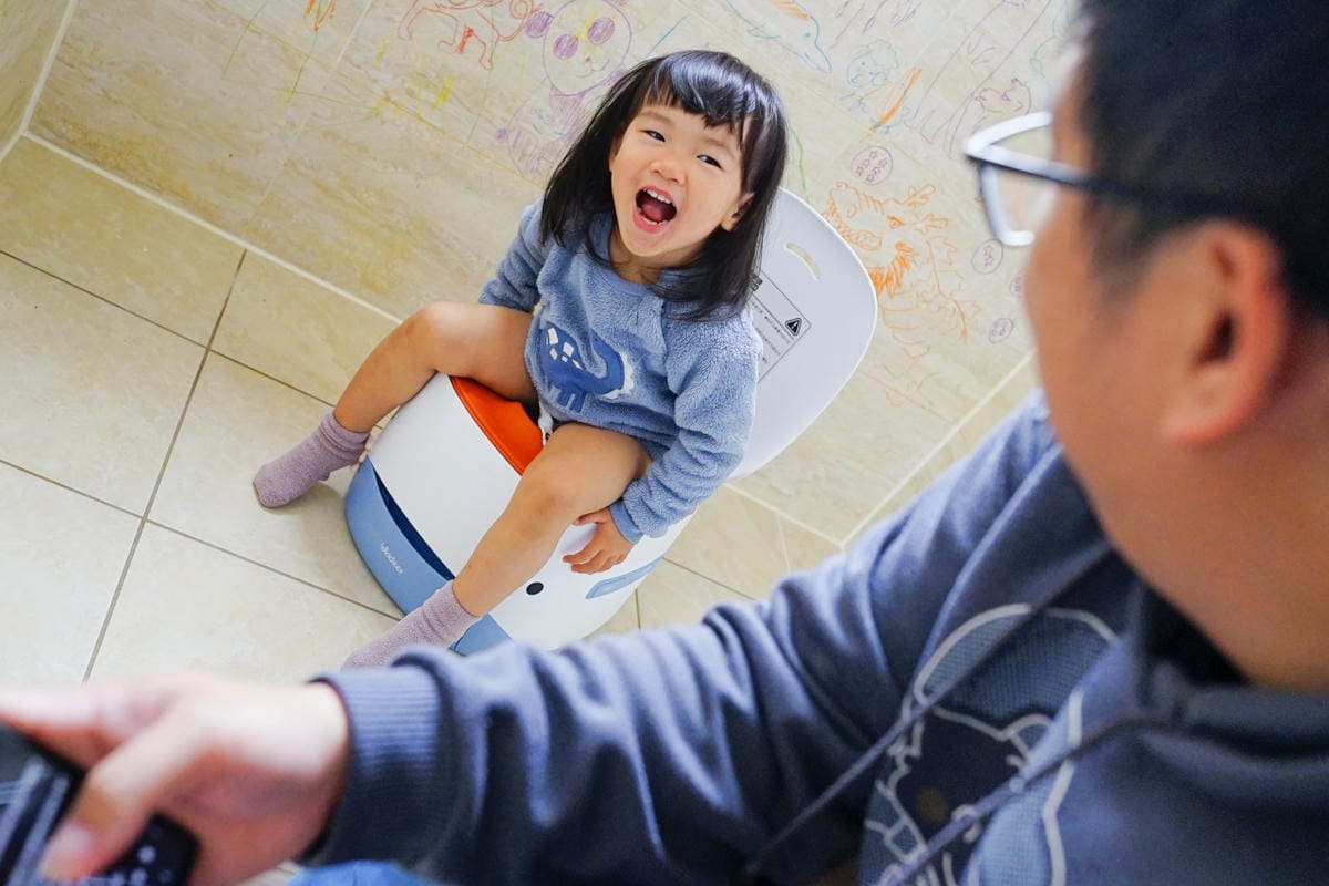 親子育兒|戒尿布好物推薦!LC全自動兒童馬桶 一鍵打包自動換袋、人體偵測會自動翻蓋 小孩外出旅遊的行動小馬桶推薦! - 第19張圖 親子育兒|戒尿布好物推薦!LC全自動兒童馬桶 一鍵打包自動換袋、人體偵測會自動翻蓋 小孩外出旅遊的行動小馬桶推薦!