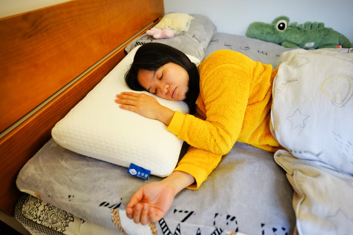 寢具｜一顆專為「釋放肩頸壓力」的枕頭！自然醒WELLSLEEP 重力枕